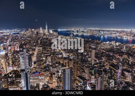 Panorama aérien nocturne sur les gratte-ciel de Lower Manhattan avec One World Trade Center et lumières illuminées de la ville au-dessus de New York City USA Banque D'Images