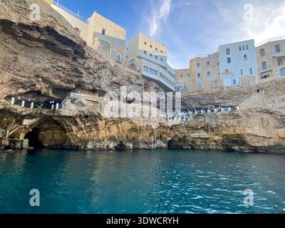 Grotta Palazzese Restaurant, un établissement de restauration exclusif situé dans une grotte de calcaire naturel à Polignano a Mare, Pouilles, Italie. Banque D'Images