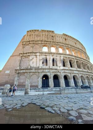 Le Colisée de Rome, Italie, un amphithéâtre antique emblématique. Banque D'Images