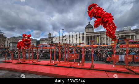 La spectaculaire danse du lion à Trafalgar Square dans le cadre de la célébration du nouvel an chinois. Banque D'Images