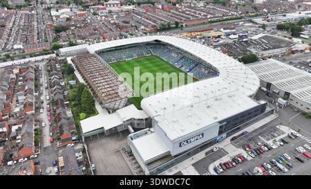 Belfast, Royaume-Uni - 11 juillet 2023 : vue aérienne de l'Olympia Leisure Centre et du Windsor Park Stadium, une tapisserie vibrante de terrain vert et de conc Banque D'Images