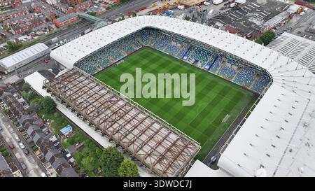 Belfast, Royaume-Uni - 11 juillet 2023 : vue aérienne du stade ovale, son terrain verdoyant contraste frappant avec l'étalement urbain gris, un éméral vibrant Banque D'Images