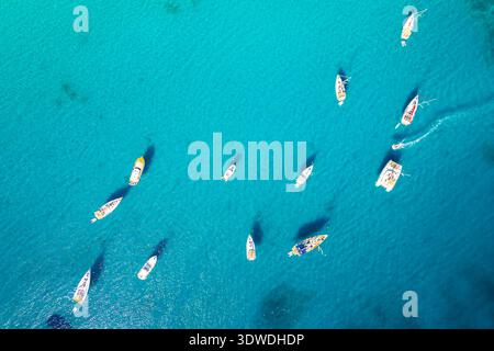 Vue aérienne de dessus de voiliers et yachts ancrés dans la mer Adriatique turquoise près de la Croatie. Eau bleue claire, destination de voyage d'été et paisible Banque D'Images