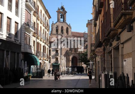 Église romane St Martins, avec son clocher, vue le long de la bien nommée Plaza Del Corrillo, Salamanque, Castille-et-Léon, Espagne. Banque D'Images