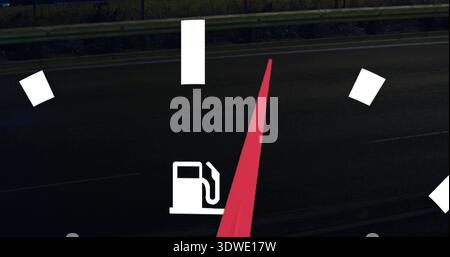Affichage du graphique de la jauge de carburant avec icône de pompe blanche, marques de graduation et aiguille rouge sur le bord de la route la nuit Banque D'Images