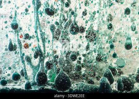 Une image artistique originale mettant en valeur des bulles colorées dans un flux dynamique sur un fond léger. La composition met en évidence les sphères flottantes avec intr Banque D'Images