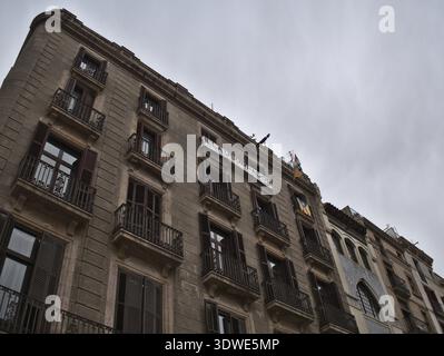 Bannière et drapeau sur un bâtiment résidentiel exprimant le séparatisme catalan et les sentiments d'indépendance. Barcelone, Espagne Banque D'Images