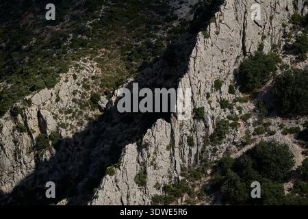 Vue aérienne des pics calcaires escarpés et de la végétation verdoyante dans la chaîne de montagnes Serrella, Alicante. Capturé près de Quatretondeta, avec une lumière spectaculaire Banque D'Images