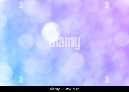 Arrière-plan abstrait bokeh avec des cercles doux et flous dans des tons violets et bleus. Cette image crée une atmosphère rêveuse et sereine, idéale pour le vari Banque D'Images