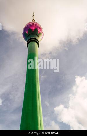 La tour Lotus à Colombo, au Sri Lanka, s'élève majestueusement sur fond d'un ciel vibrant, symbolisant l'architecture moderne du pays Banque D'Images