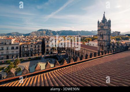 Une vue imprenable sur le centre historique de Palerme depuis un toit. La scène capture l'architecture unique de la ville, mêlant des siècles d'histoire et v Banque D'Images