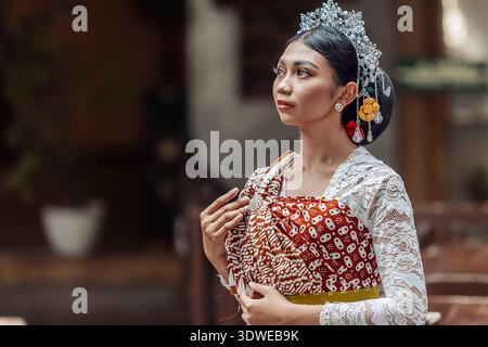 Une femme javanaise à Yogyakarta portant un ensemble kebaya et batik, mettant en valeur la beauté des vêtements traditionnels indonésiens et le patrimoine culturel dur Banque D'Images