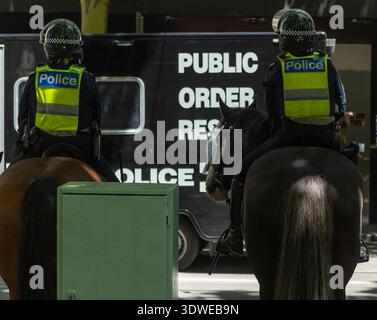 Des policiers à cheval montent la garde lors d'une manifestation publique à Melbourne le 26 janvier, le jour de l'Australian Day, pour assurer la sécurité et l'ordre. Banque D'Images