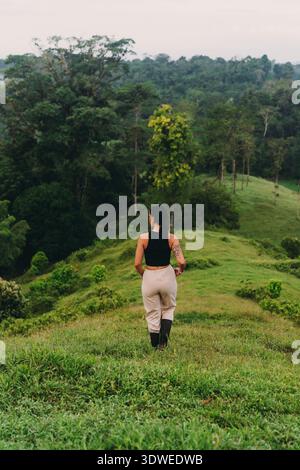 Un voyageur s'aventure à travers la forêt tropicale luxuriante du Costa Rica, entouré de verdure vibrante et de la riche biodiversité de la nature tropicale. Un parfait Banque D'Images