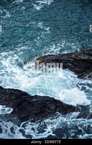 Les vagues s’écrasent contre les rochers accidentés de Cova da Doncela à Praia Da Abrela à Lugo, en Espagne, mettant en valeur la puissance et la beauté de l’océan Atlantique. Le Banque D'Images