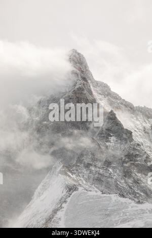Une vue fascinante sur le Cervin, son pic accidenté enveloppé de brume. La montagne emblématique de Zermatt, en Suisse, capture l'essence de l'être alpin Banque D'Images