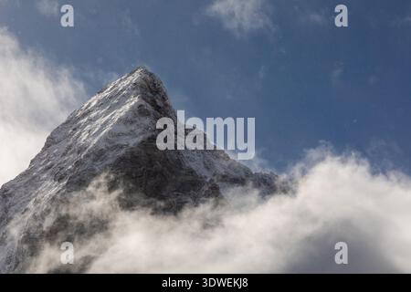 Le sommet emblématique du Cervin à Zermatt, en Suisse, perce à travers les nuages, mettant en valeur ses superbes pentes enneigées et sa beauté accidentée sous un Banque D'Images