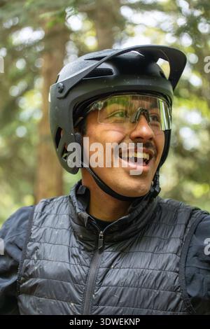 Un homme profite d'une expérience exaltante de vélo de montagne dans les pittoresques Pyrénées, portant un casque et un équipement de protection tout en naviguant sur le terrain accidenté, Banque D'Images