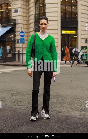 Paris, France - 25 janvier 2024 : mannequin quittant un défilé pendant la Fashion week de paris Banque D'Images