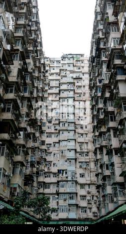 L'Oceanic Mansion, connu sous le nom de Monster Building, présente le style architectural distinct et dense de Hong Kong, avec des resi superposés Banque D'Images