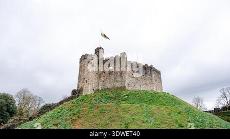 La forteresse normande historique nichée à l'intérieur du château de Cardiff, au pays de Galles. Symbole de l'architecture médiévale, ce monument se dresse sur une colline entourée de Banque D'Images