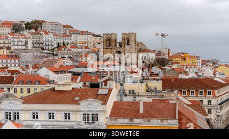 Une vue sur le paysage urbain historique de Lisbonne, mettant en évidence l'emblématique cathédrale de Lisbonne, également connue sous le nom de se de Lisboa, entourée d'une architecture traditionnelle. Banque D'Images
