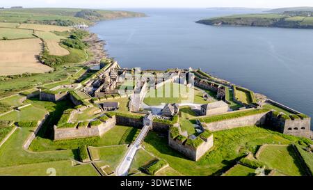 Vue aérienne de Charles Fort, une forteresse en forme d'étoile du 17ème siècle, située à Kinsale, Irlande. Le site historique surplombe une baie magnifique et Banque D'Images