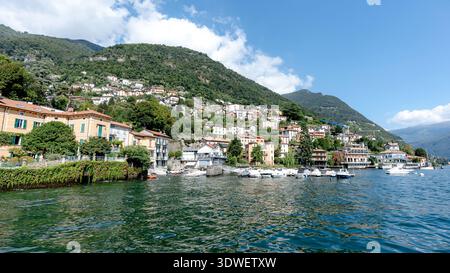 Vue panoramique de Torno, niché sur les collines verdoyantes, vu des eaux sereines du lac de Côme. Le village pittoresque dispose de charmantes maisons et l Banque D'Images