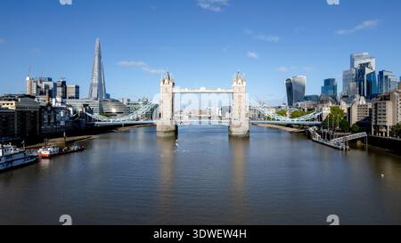Un drone aérien époustouflant capturant l'emblématique Tower Bridge de Londres enjambant la Tamise. L'architecture moderne et historique de l'horizon forme un Banque D'Images