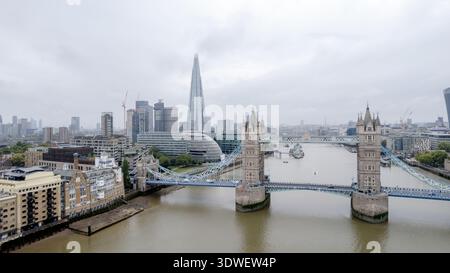Superbe prise de vue aérienne de Tower Bridge enjambant la Tamise à Londres, capturant les gratte-ciel et les monuments emblématiques de la ville dans un parc à couper le souffle Banque D'Images