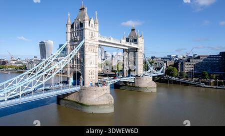 Un drone époustouflant capture l'emblématique Tower Bridge enjambant la Tamise à Londres, mettant en valeur son architecture majestueuse et les villes animées Banque D'Images