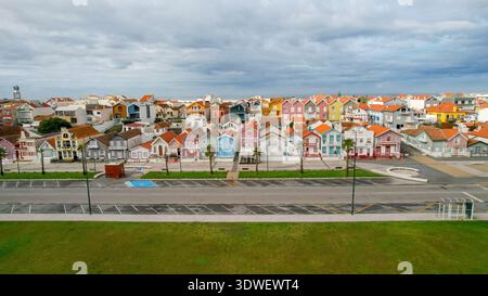 Vue aérienne des maisons rayées emblématiques de Costa Nova à Aveiro, Portugal. Les couleurs vibrantes et l'architecture unique le long de la côte sont magnifiquement Banque D'Images