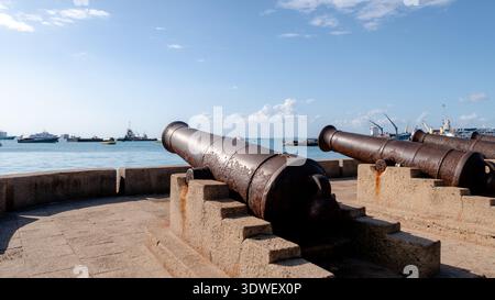 Des canons historiques rouillés bordent les magnifiques jardins Forodhani de Zanzibar, offrant un aperçu du riche passé maritime de l'île. Les visiteurs peuvent profiter du Banque D'Images