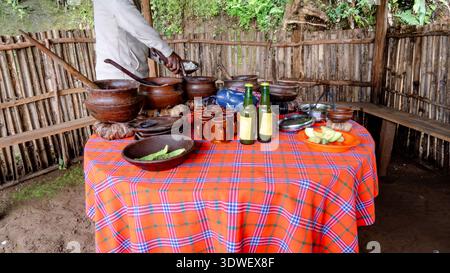 Une table vibrante avec des plats traditionnels à Materuni, mettant en valeur des saveurs authentiques et du café Arabica. Un étalement invitant sur un c à carreaux coloré Banque D'Images