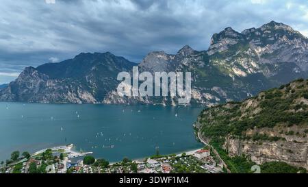 Superbe capture par drone du paysage pittoresque du nord de l'Italie, avec des lacs sereins entourés de montagnes majestueuses. Cette vue aérienne met en valeur Banque D'Images