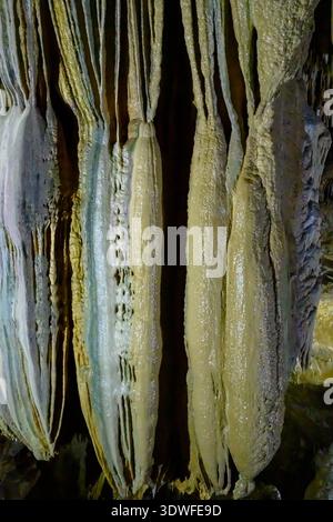 Nouvelle grotte Athos avec stalactites et stalagmites en Abkhazie. L'immense grotte souterraine. Banque D'Images