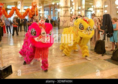 Danse traditionnelle Dragon & Lion lors de la célébration du cheval de feu du nouvel an chinois. Edificio del Molino, Buenos Aires. 24 février 2026. Banque D'Images