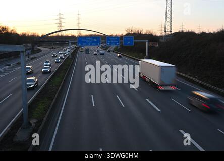 Les voitures circulant à grande vitesse en direction de Neuss, Heinsberg, Krefeld, Düsseldorf, Aix-la-Chapelle, photographié depuis un pont d'autoroute au crépuscule Banque D'Images