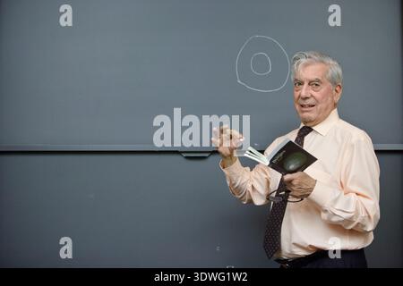 Mario Vargas Llosa, lauréat du prix Nobel, enseigne un séminaire de premier cycle sur Jorge Luis Borges à l'Université de Princeton, Princeton, New Jersey, octobre 2010. Banque D'Images