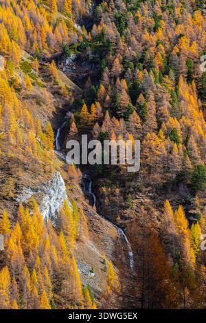 Vues depuis le sentier jusqu'au Lac Bleu d'Arolla en automne. Evolène, Arolla, Val d'Hérens, commune de Hérémence, canton du Valais, Suisse, Europe. Banque D'Images