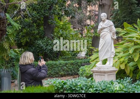 Jardins de Monforte, jardins de Monforte. Parc historique du XIXe siècle à Valence, en Espagne, avec statues néoclassiques, feuillage luxuriant et phot touristique Banque D'Images