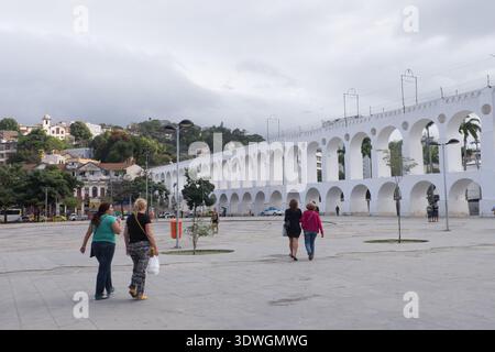 Rio de Janeiro, Rio de Janeiro, Brésil - 24 août 2015 : aqueduc Arcos da Lapa et quartier Santa Teresa à Rio de Janeiro Banque D'Images
