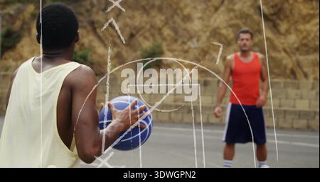 Homme dans le réservoir jaune tenant la passe bleue de préparation de basket-ball à la cour de rue avec superposition, espace de copie Banque D'Images
