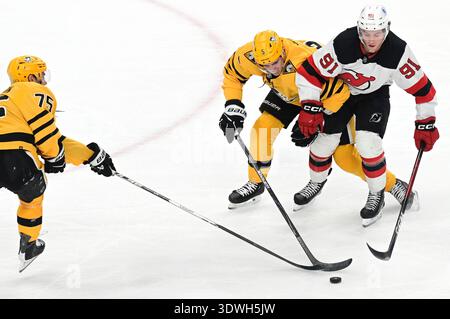 Connor Clifton (), Ryan Shea (5) et Dawson Mercer (91), le défenseur des Penguins de Pittsburgh, le défenseur des Penguins de Pittsburgh, 4-1 le défenseur des Penguins de Pittsburgh, le défenseur des Penguins de Pittsburgh, en 75, et le défenseur des Penguins de Pittsburgh, en PPG Paints Arena, à Pittsburgh, le jeudi 26 février 2026. Photo par Archie Carpenter/UPI. Banque D'Images