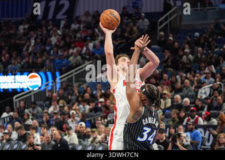 Orlando, Floride, États-Unis, 26 février 2026, Houston Rockets Center Alperen Sengun #28 tentant de marquer au Kia Center. (Crédit photo : Marty Jean-Louis) Banque D'Images