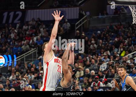 Orlando, Floride, États-Unis, 26 février 2026, Houston Rockets Center Alperen Sengun #28 tentant de marquer au Kia Center. (Crédit photo : Marty Jean-Louis) Banque D'Images