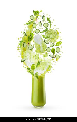 Smoothie de légumes verts frais en verre avec des feuilles vertes volantes, des tranches de concombre, des légumes, éclaboussures éclatantes, isolé. Vitamine bevera antioxydante Banque D'Images