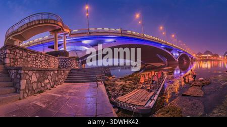 Pont illuminé sur la rivière Li à l'heure bleue à Guilin avec reflets. Pont de la rivière Li (Lijiang), ville de Guilin, Guangxi, Chine Banque D'Images