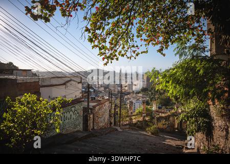 Rue escarpée dans le quartier de Santa Teresa surplombant le centre-ville de Rio de Janeiro, Brésil Banque D'Images