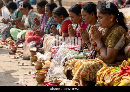 Groupe de femmes indiennes à Varanasi exécutant un rituel traditionnel avec prière et offrandes. Banque D'Images